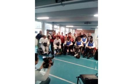 des malvoyants pratiquent l'escrime